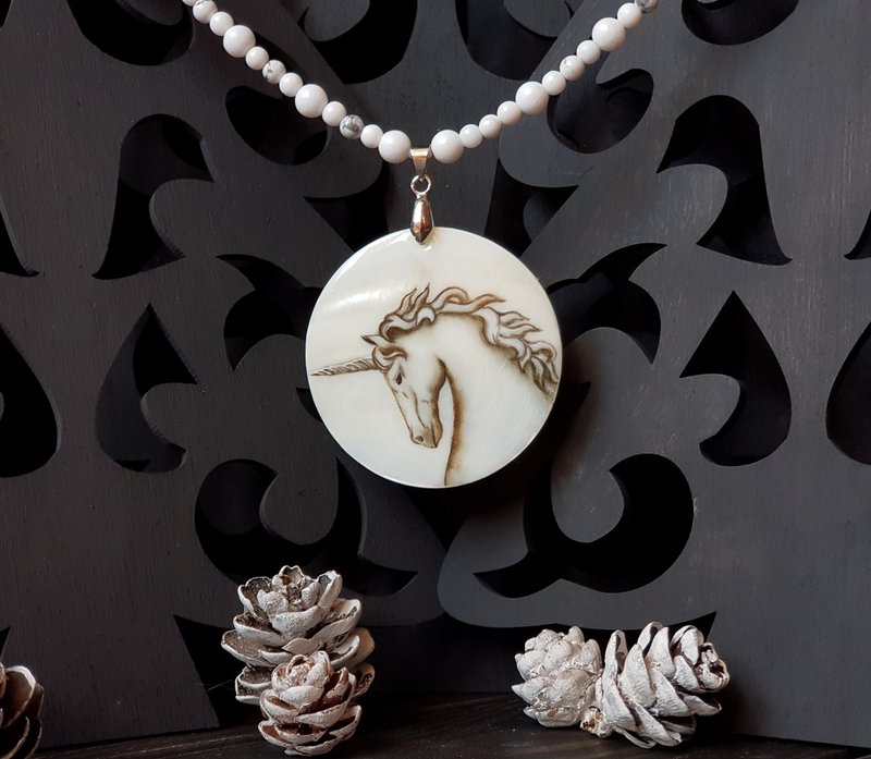 Unicorn jewelry, unicorn necklace, miniature painting on pearl pendant - 项链 - 珍珠 白色