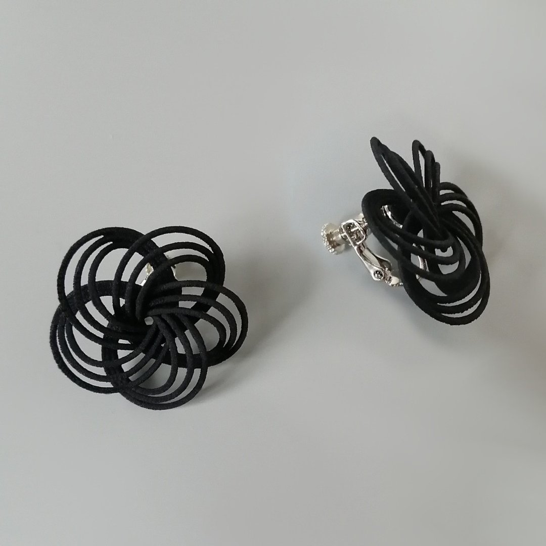 quintet earrings - 耳环/耳夹 - 塑料 黑色