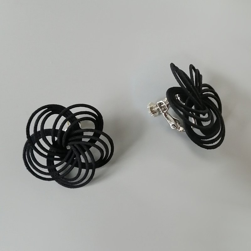 quintet earrings - 耳环/耳夹 - 塑料 黑色