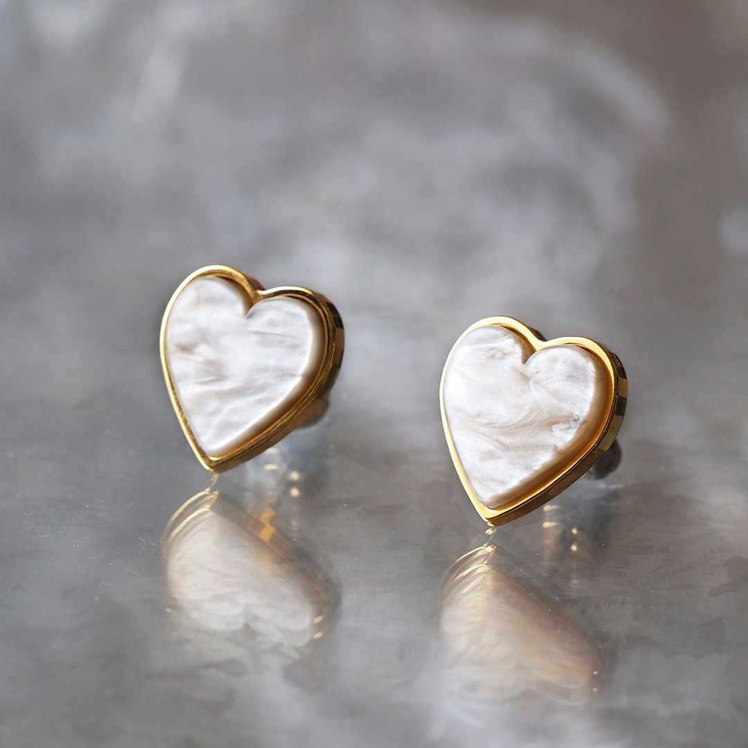 Heart stud earrings White mable - 耳环/耳夹 - 其他金属 白色