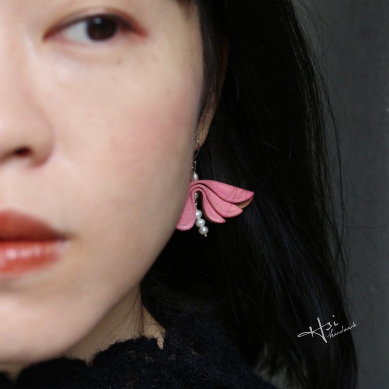 绽放粉蛾珍珠纯银不对称皮革耳环/材料包/成品 - 耳环/耳夹 - 真皮 多色