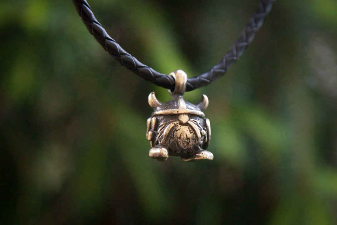 Viking figure pendant. Scandinavian warrior jewelry. Black Leather necklace. - 项链 - 其他金属 橘色