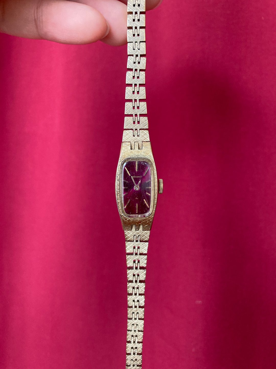SEIKO 金属红表盘 金色长椭圆表壳 交叉纹表带 手动上链机械表 - 女表 - 其他材质 红色