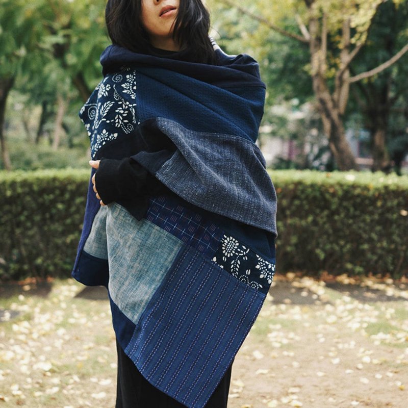 藍色拼布個性款 藍夾缬大圍巾 藍靛植物染手織布男女中性拼布披肩 - 围巾/披肩 - 棉．麻 蓝色