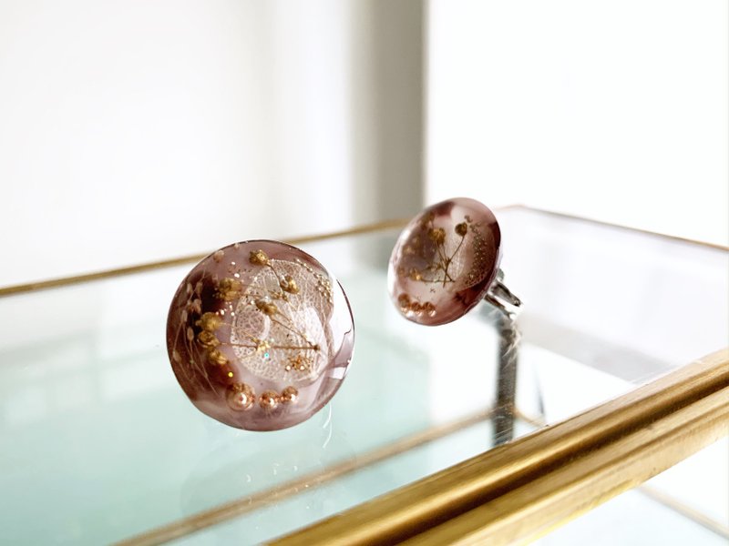 Chocolate color and botanical fluffy Clip-On - 耳环/耳夹 - 树脂 咖啡色