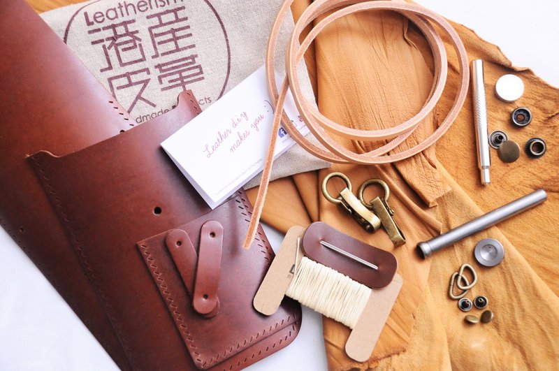 【侧背皮包】好好缝 皮革材料包 免费压字 手工包 电话袋 肩背包 简约实用 意大利皮 植鞣革 皮革DIY 皮袋 侧背包 斜背袋 斜背包 - 皮件 - 真皮 卡其色