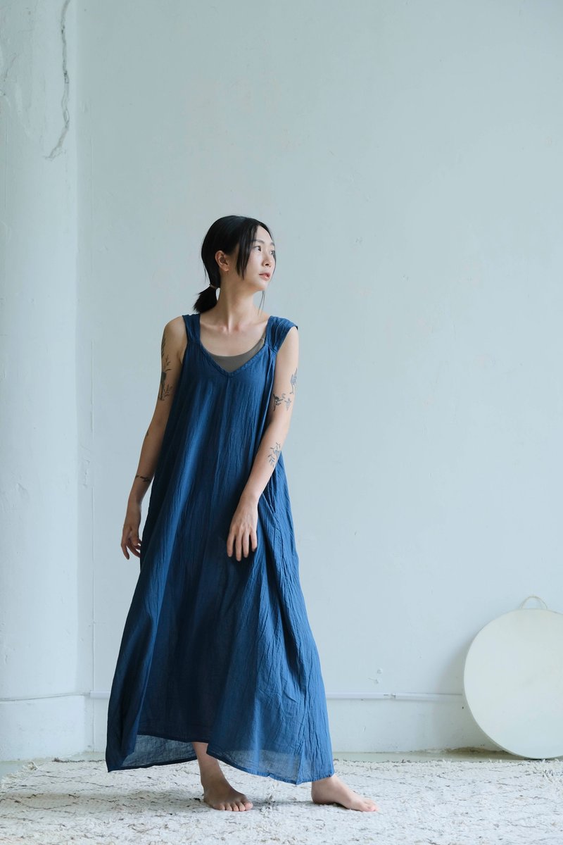 宽肩带洋装 / 慕斯布 墨水蓝 - 洋装/连衣裙 - 棉．麻 蓝色