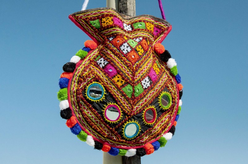 手工刺绣斜背包 民族风包 侧背包 肩背包 手工包 刺绣包-沙漠几何 - 侧背包/斜挎包 - 棉．麻 多色