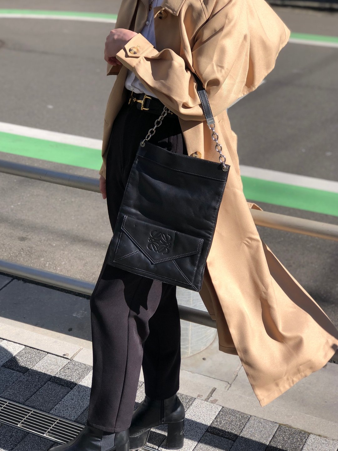 【VintageShop solo 日本直送中古包专卖店】LOEWE 罗威 手提包 黑色 Anagram 压印 荔枝皮革 链条 design vintage 经典 old yutn3y - 手提包/手提袋 - 真皮 黑色