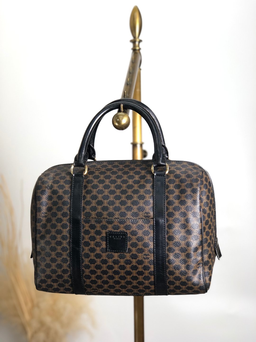 【VintageShop solo 日本直送中古包专卖店】CELINE 经典凯旋门标志 波士顿包 手提包 黑色 压印图腾 PVC 皮革 复古 - 手提包/手提袋 - 防水材质 黑色