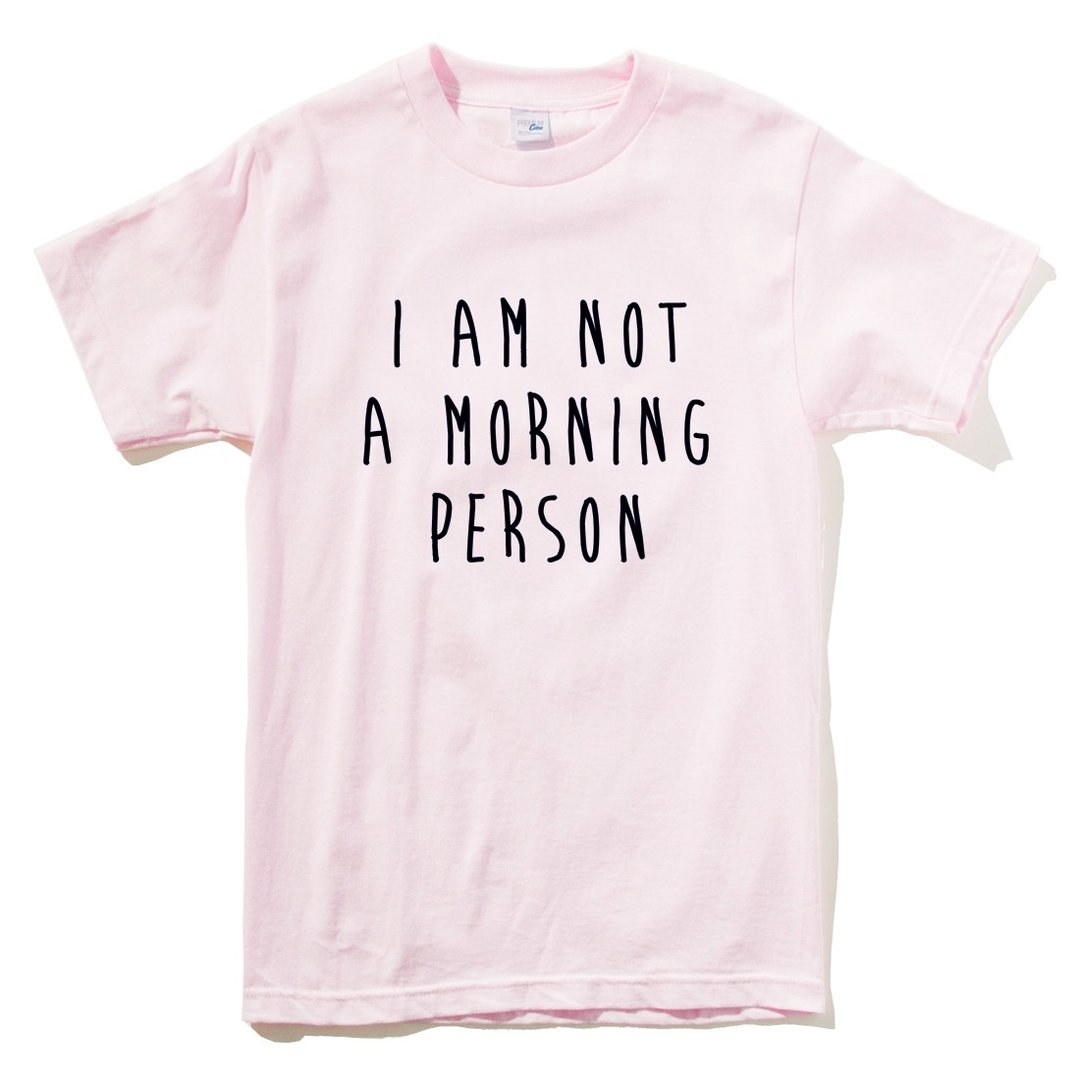 I AM NOT A MORNING PERSON 男女短袖T恤 浅粉红色 我不是一个早起的人 文青 艺术 设计 时髦 文字 时尚 - 女装 T 恤 - 棉 粉红色