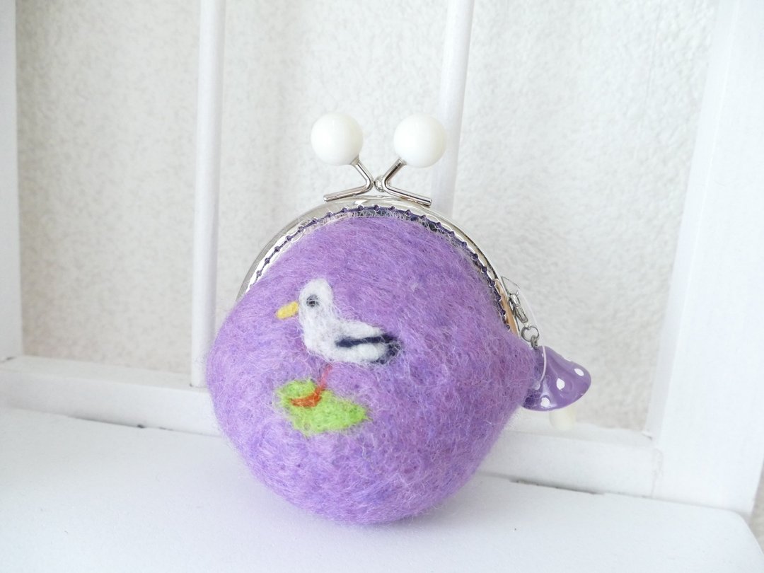 Wool felt purse seagull - 化妆包/杂物包 - 羊毛 紫色