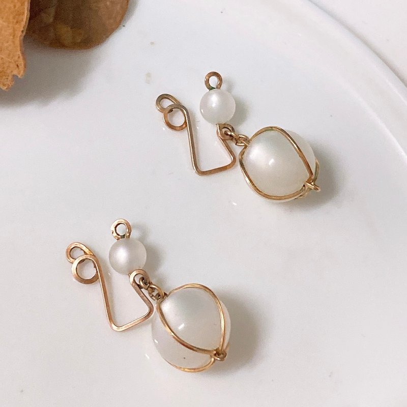 【西洋古董饰品】月光石水晶 亮光波希米亚 垂坠 手工耳环 耳夹 - 耳环/耳夹 - 半宝石 白色