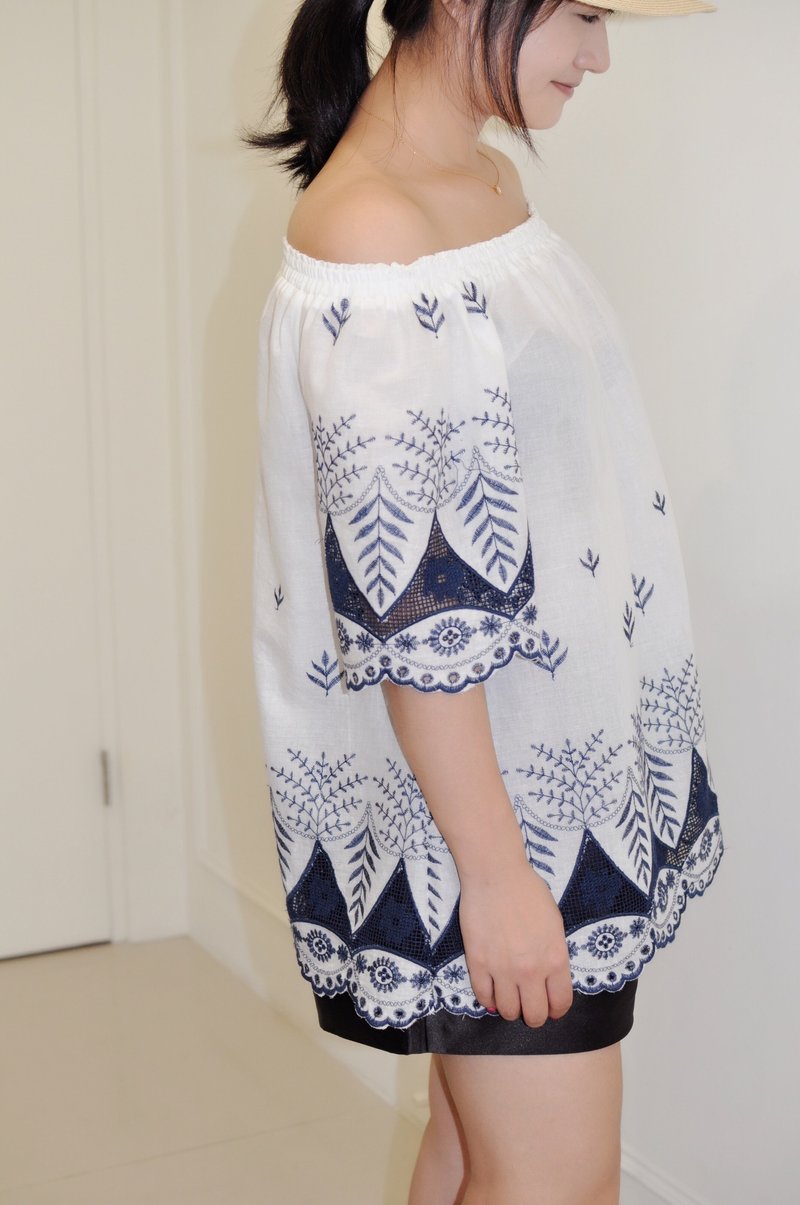 Flat 135 X 台湾设计师 白色短袖上衣 蓝色刺绣点缀   - 女装短裤 - 棉．麻 白色