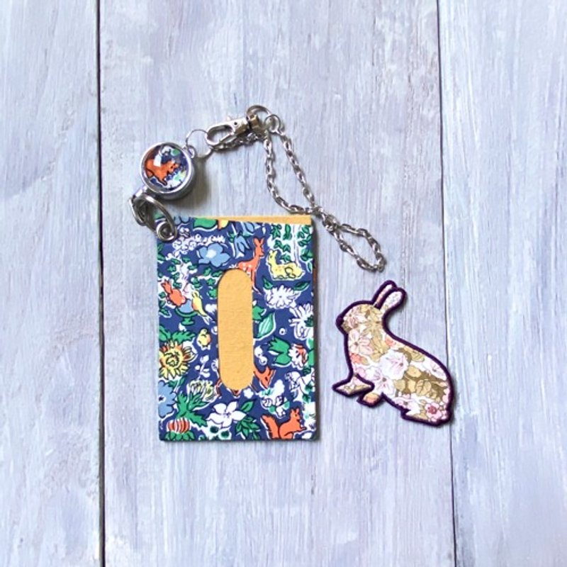 附伸缩钥匙扣的简约票卡夹 Liberty 印花 弗格斯 (森林动物) - 证件套/卡套 - 棉．麻 蓝色