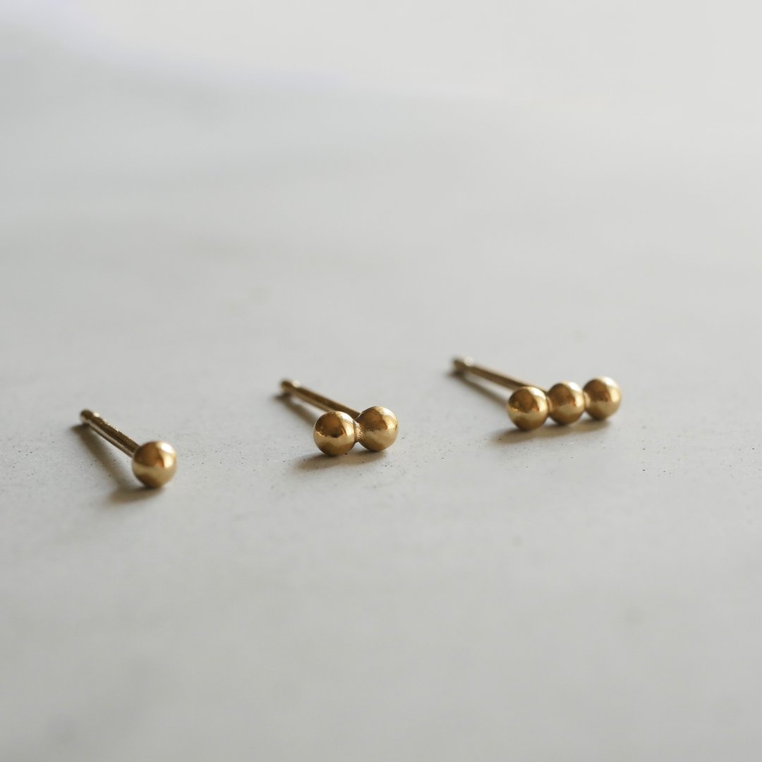 《可选1-3颗》14kgf 极小2mm迷你圆珠金属球 简约耳环 单耳贩售 友善金属过敏 适合男性 夏日饰品 - 耳环/耳夹 - 其他金属 金色