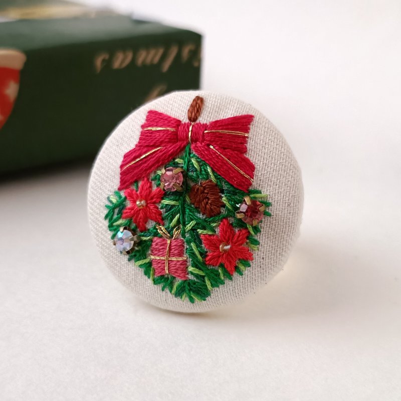 圣诞花环垂挂饰刺绣胸针或刺绣发圈 - 胸针 - 棉．麻 红色