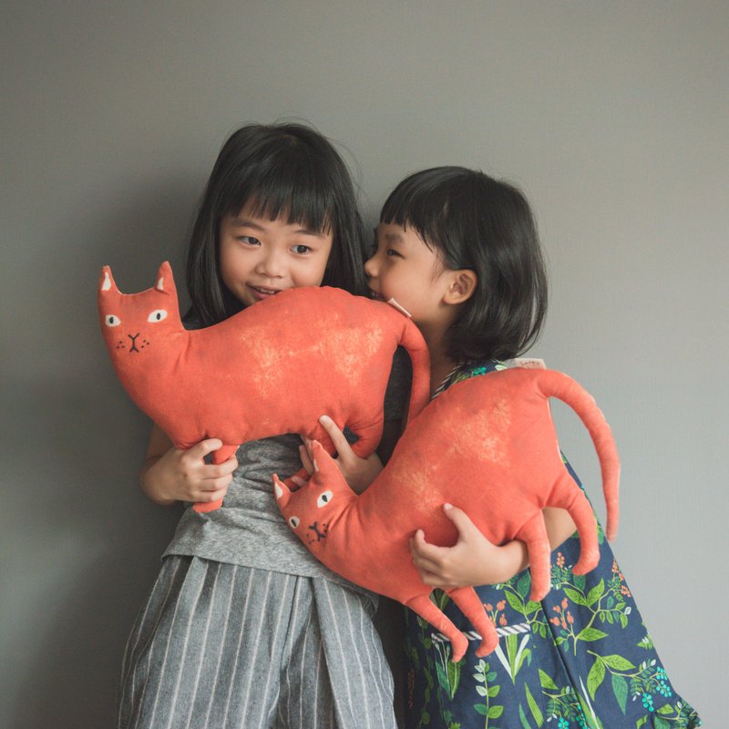 手工刺绣猫咪抱枕 - 枕头/抱枕 - 棉．麻 
