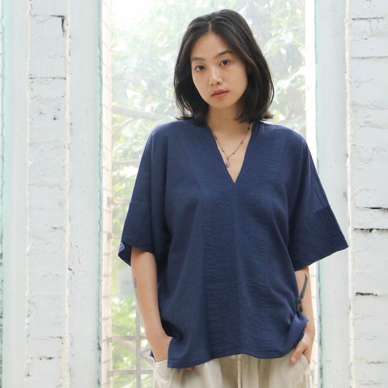 V领短版微皱上衣 / 慕斯布 深蓝 - 女装上衣 - 棉．麻 蓝色