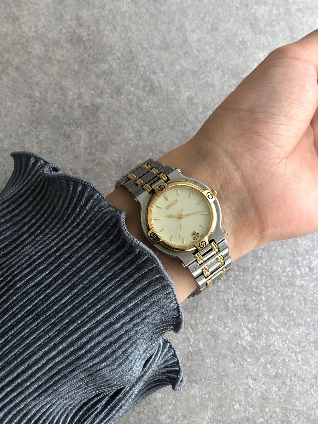 【VintageShop solo 日本直送 中古包】GUCCI 古驰 腕表 银色×金色 不锈钢 9000M vintage 古董 旧款 tzfvjs - 女表 - 不锈钢 银色