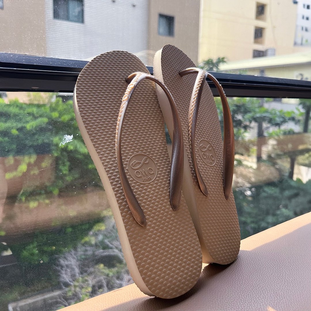 Glint蔷薇金 防断美学 强化鞋带版 女夹脚拖 人字拖 拖鞋 MIT QWQ - 拖鞋 - 橡胶 卡其色