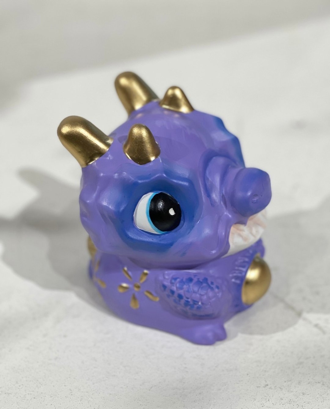 龙年新品 台湾制造 纯手工绘制 陶瓷紫色 健康 彩球龙祈福存钱筒 - 储蓄罐 - 陶 紫色