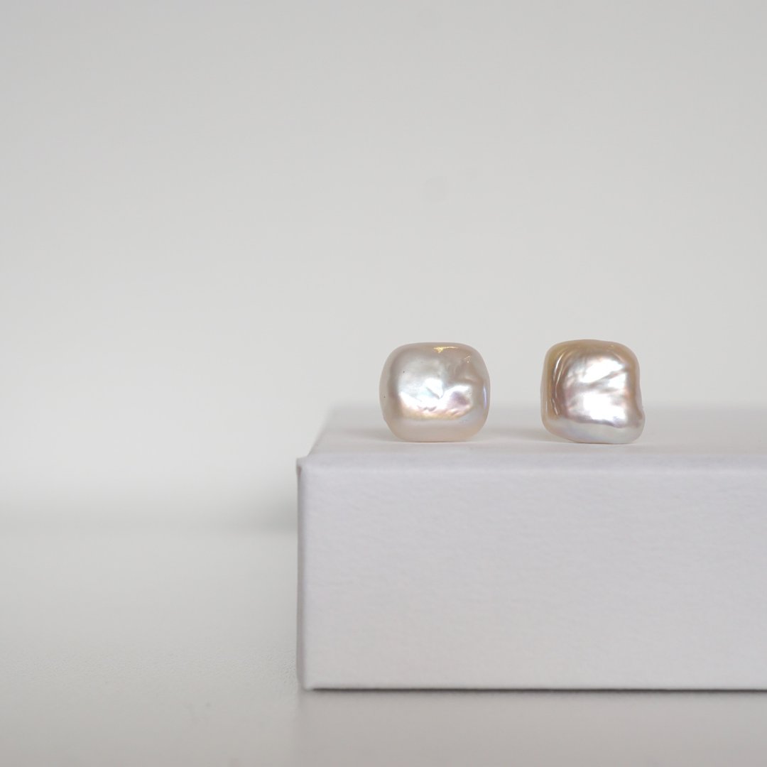 【Limited edition】 14KGF Square Pearl Earrings - 耳环/耳夹 - 珍珠 白色