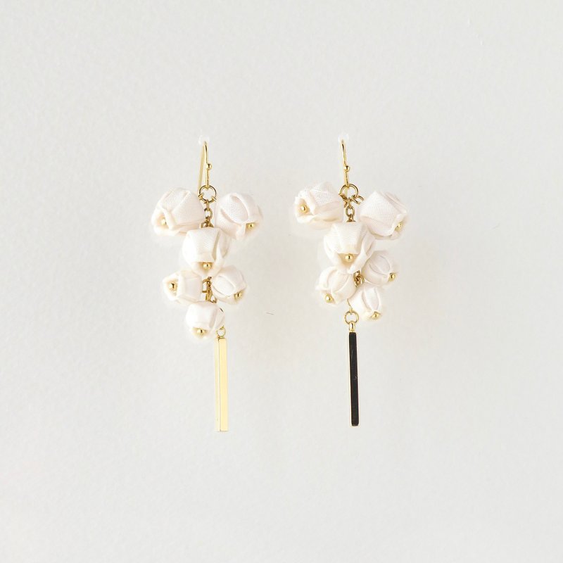 铃兰与金属饰条的耳环／旧和服升级再造饰品 - 耳环/耳夹 - 丝．绢 白色