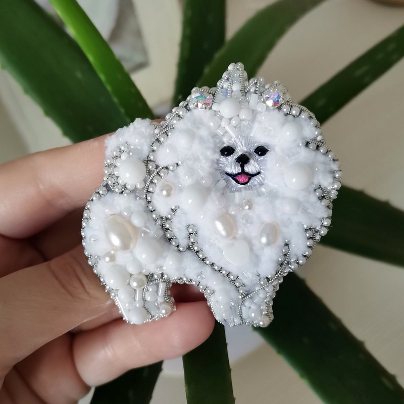 白色博美犬胸针，犬展号码夹，宠物肖像 - 胸针 - 玻璃 白色