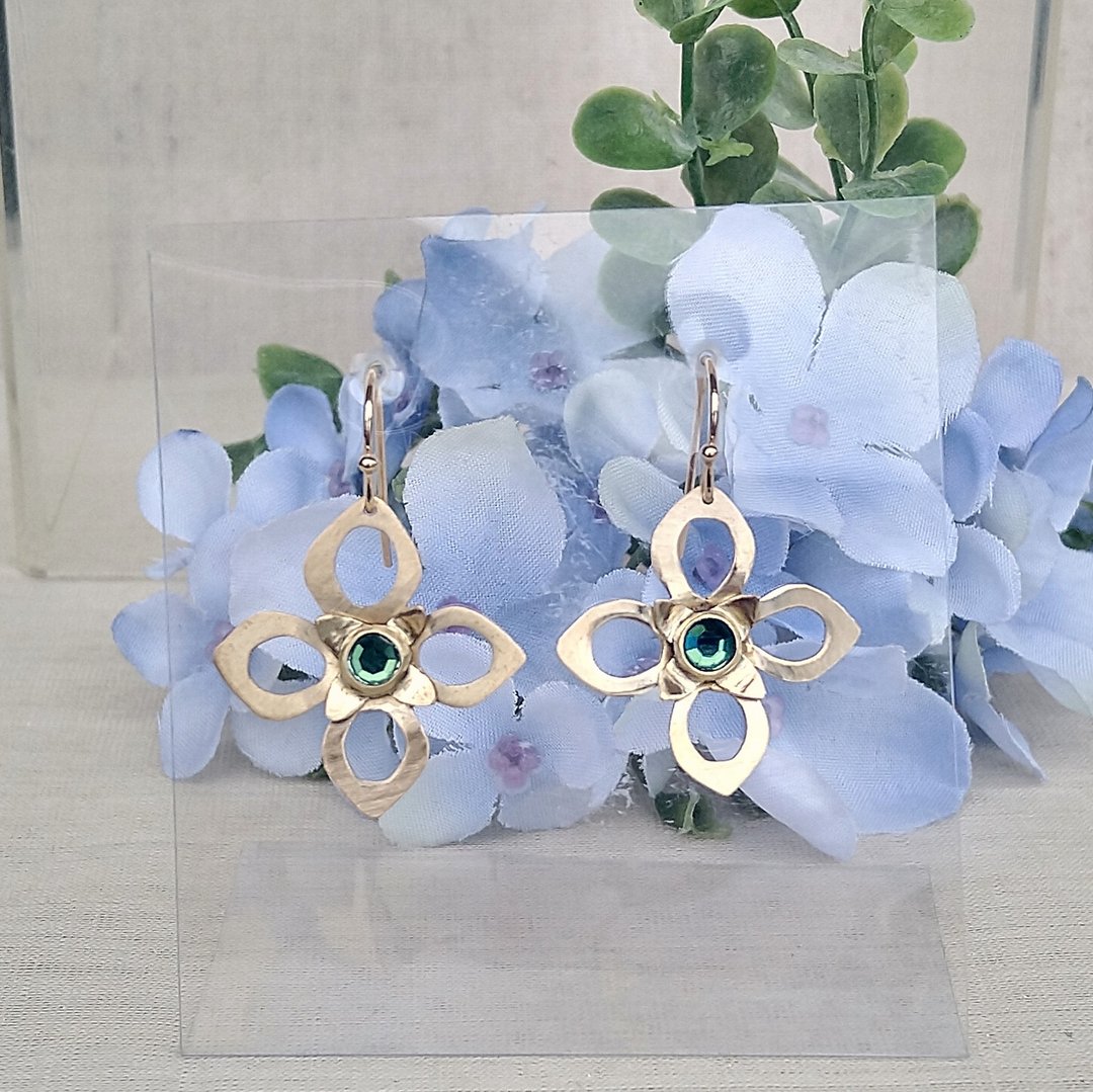 Brass hydrangea earrings - 耳环/耳夹 - 其他金属 金色