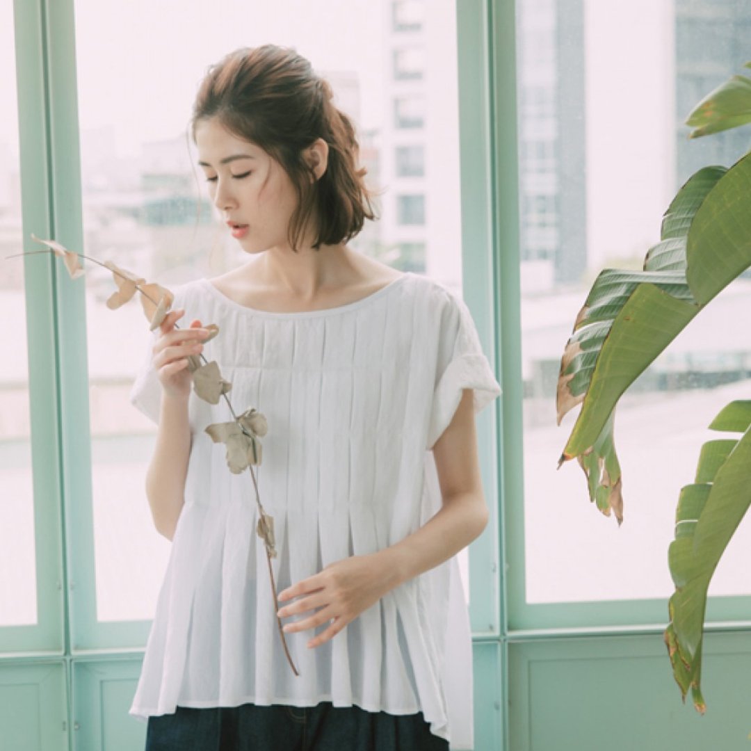 微甜细致褶纹上衣-日光机场 - 女装上衣 - 棉 白色