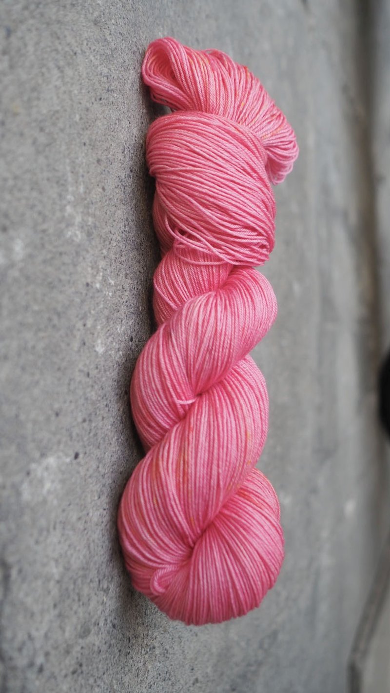 粉珊瑚-手染编织袜线-4ply-超水洗美丽诺 - 编织/刺绣/羊毛毡/裁缝 - 羊毛 粉红色