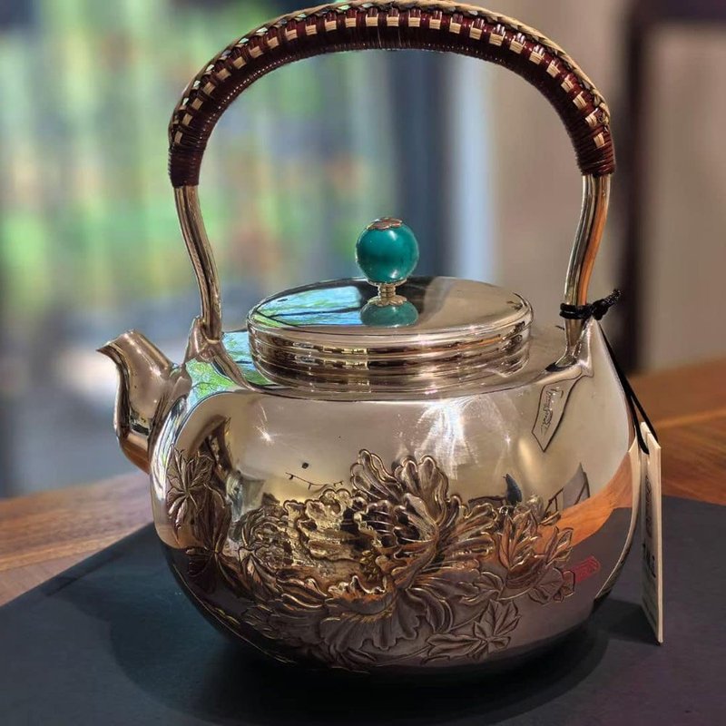 尚幀品大師系列 寸彥同大師手造 盛世牡丹口耳一體銀壺 1200cc - 茶具/茶杯 - 纯银 