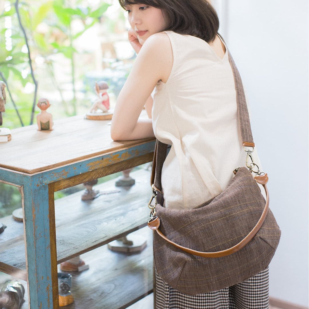 Cross-body Sweet Journey Bags M size Botanical Dyed Cotton Brown-Blue Color - 侧背包/斜挎包 - 棉 咖啡色