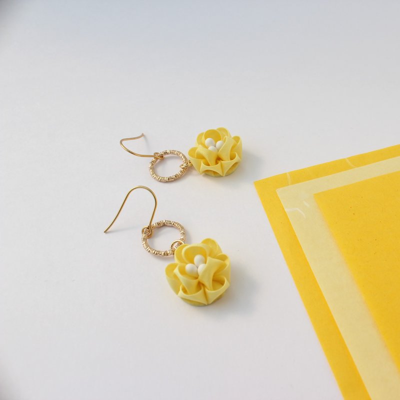 Earring/ non pierced earring pastel yellow flower - 耳环/耳夹 - 丝．绢 黄色