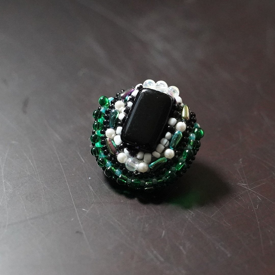 Very light talkative brooch 35 beads embroidery brooch multicolor - 胸针 - 塑料 黑色