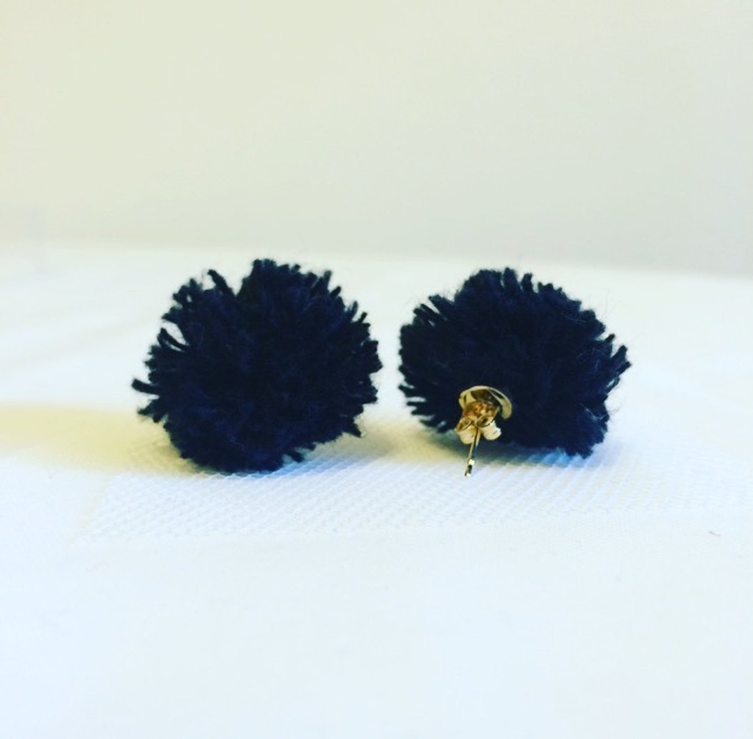 Fluffy Stud Earrings "black" - 耳环/耳夹 - 棉 黑色
