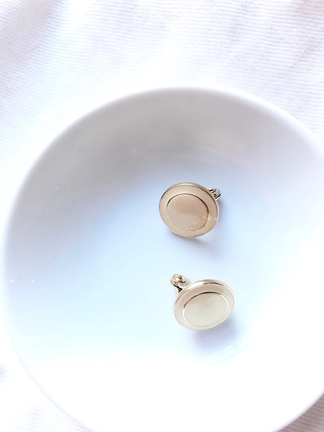 Vintage White Enamel Circle Clip On Earrings - 耳环/耳夹 - 贵金属 白色