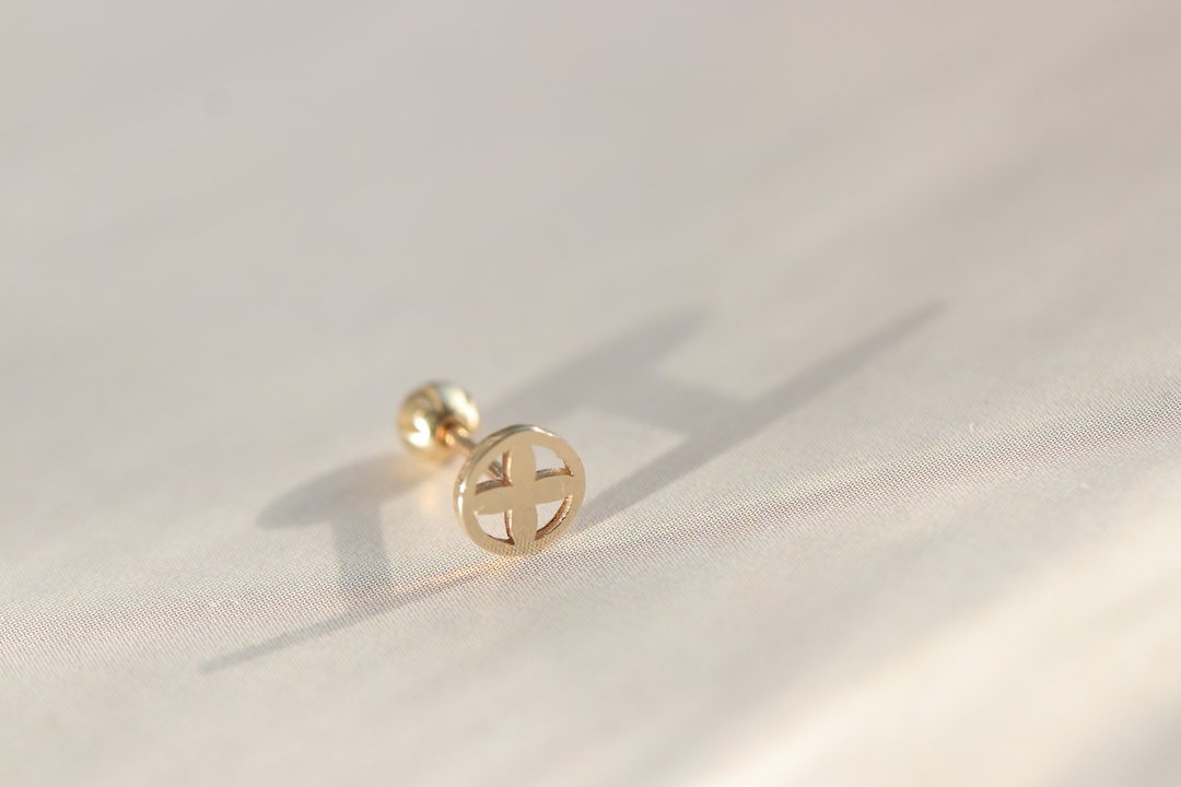 14K  圆十字锁珠耳环 (单个)耳骨 耳窝 不退色 - 耳环/耳夹 - 贵金属 金色