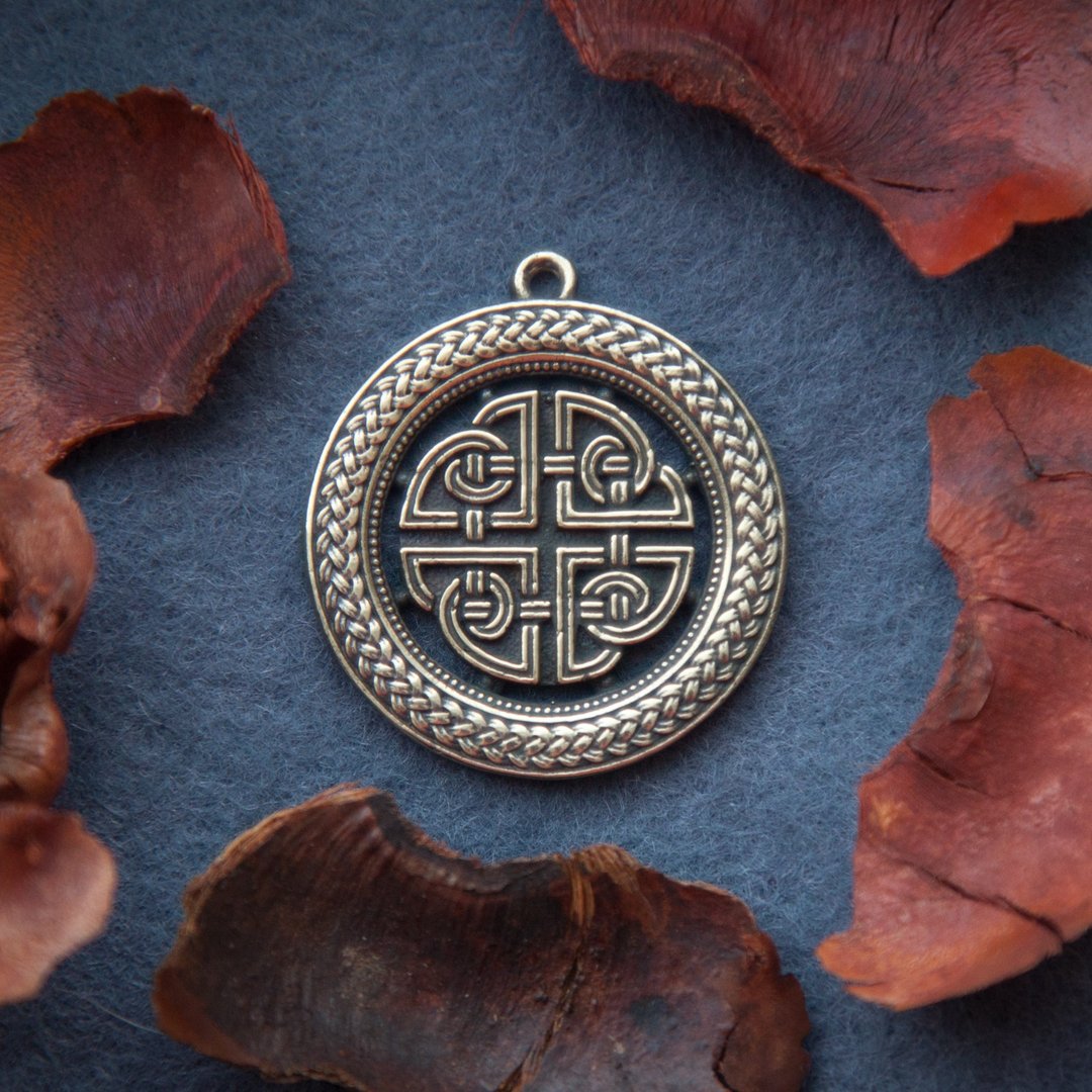 Ornament pendant. Celtic necklace. Viking jewelry. Circle on black leather cord. - 项链 - 其他金属 橘色