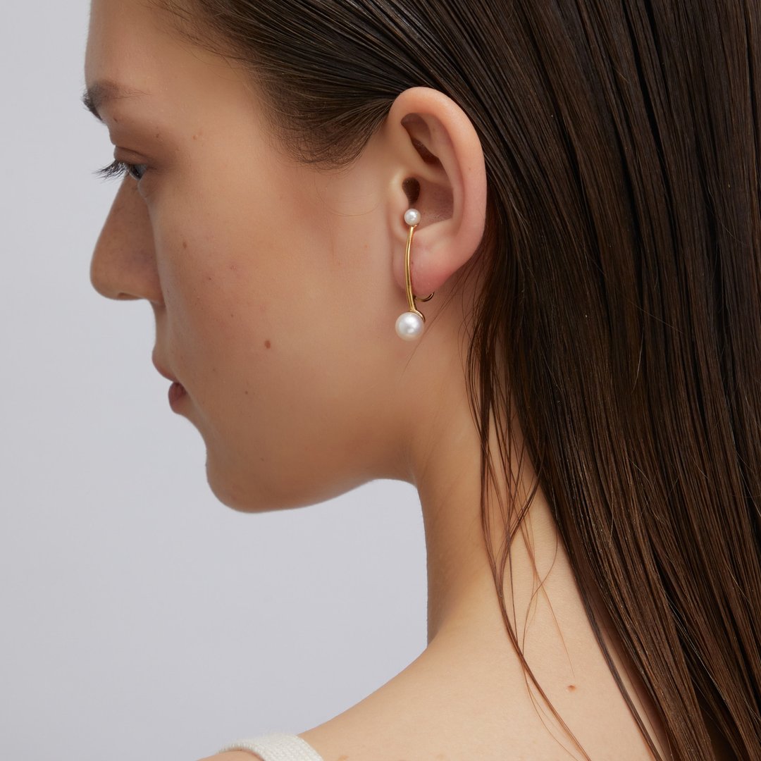 不对衬珍珠耳夹 925银厚镀18K金 Seesaw Pearl Ear Clip - 耳环/耳夹 - 珍珠 金色