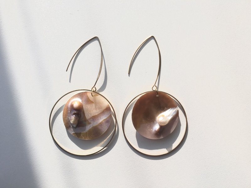 SOUNORTH 【贝壳珍珠】手工订制 不规则珍珠母贝 法长耳朵耳钩无耳洞耳夹 handmade shell clips／earrings - 耳环/耳夹 - 其他材质 白色