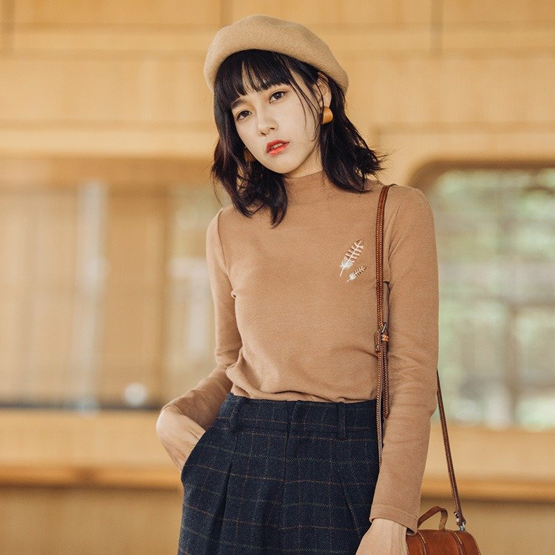 安妮陈2017冬装新款女士纯色绣花针织T恤 - 女装 T 恤 - 棉．麻 卡其色