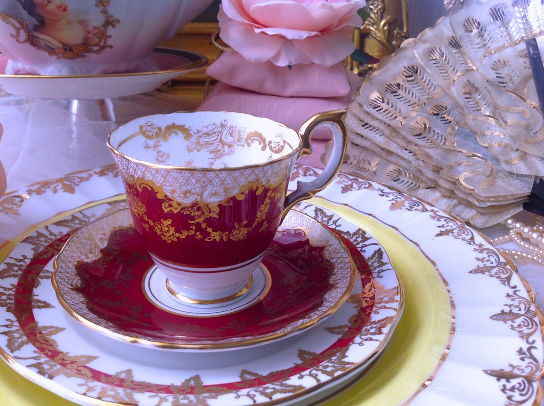 ♥安妮疯古物♥ 英国制 1920古董手绘骨瓷 Crown staffordshire玫瑰蕾丝花茶杯 咖啡杯两件组~ 高贵 - 茶具/茶杯 - 瓷 红色