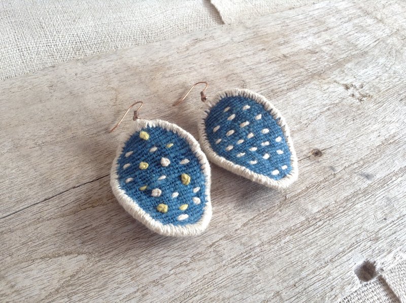Handmade earrings-embroidered with natural dyes thread on handwoven cotton fabric - 耳环/耳夹 - 绣线 蓝色