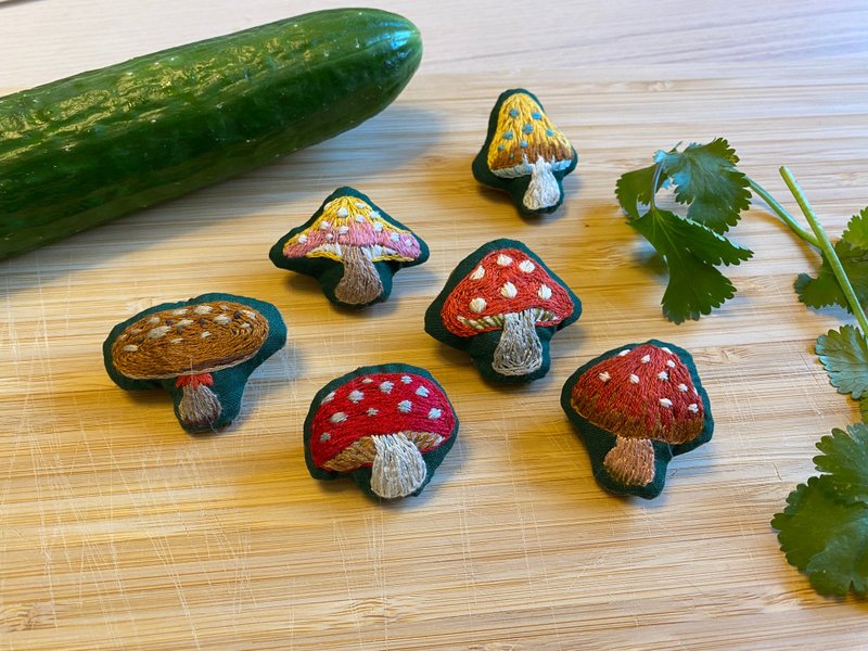 篮子里的草菇刺绣布胸针 - 胸针 - 棉．麻 多色