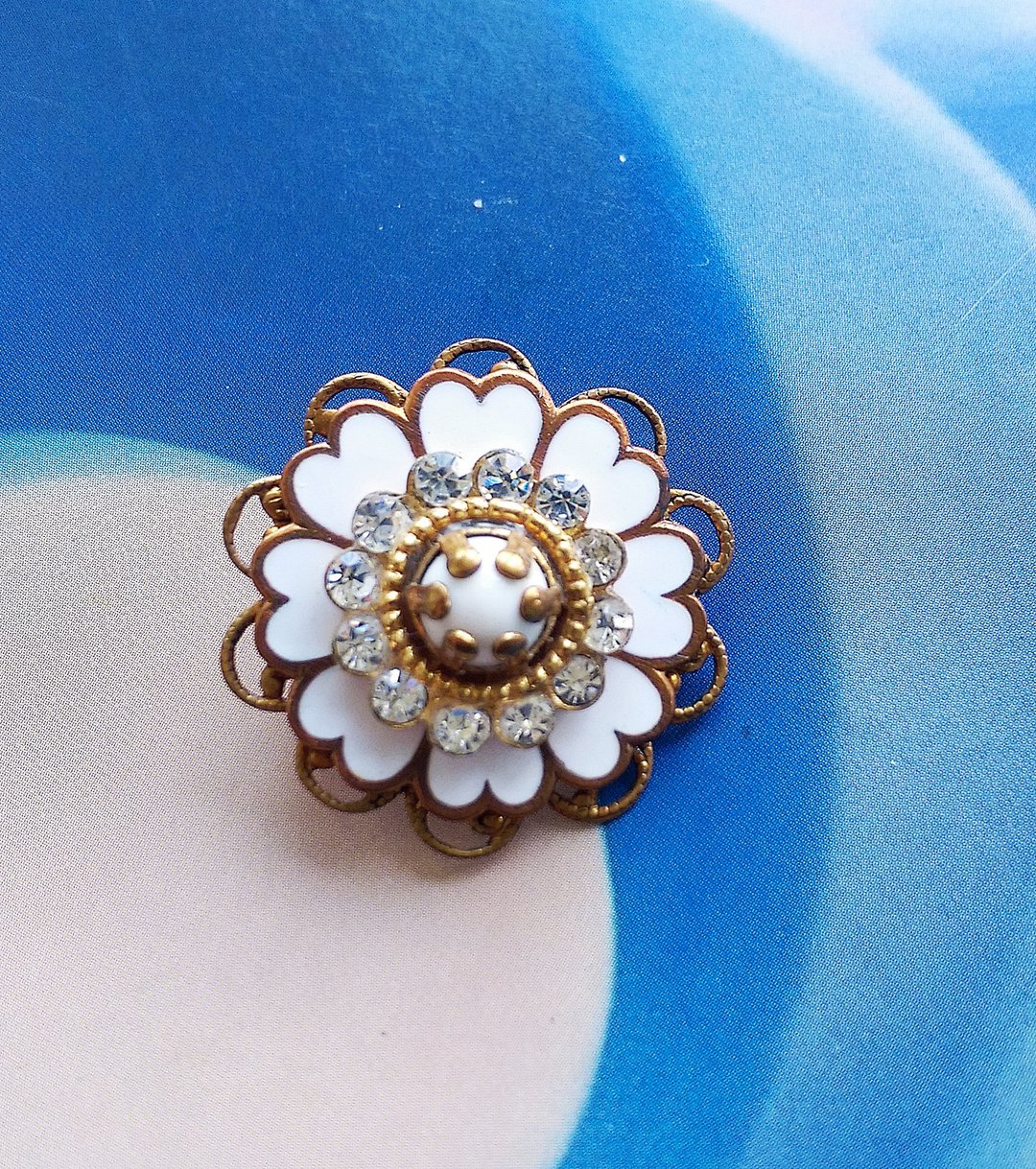Vintage Jewelry 西洋古董饰品 小巧 白色小珠花  别针 - 徽章/别针 - 其他金属 白色