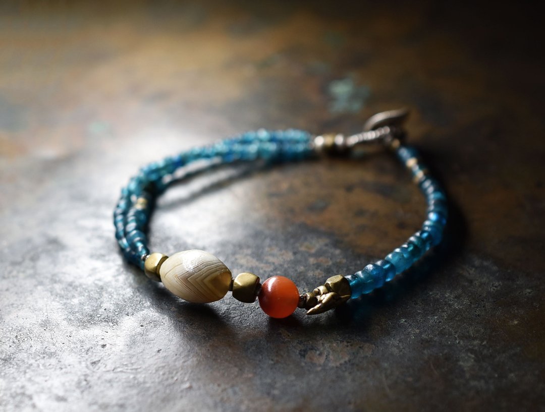 Bracelet of ancient agate and ancient carnelian, old orissa brass and emerald blue antique beads - 手链/手环 - 玻璃 蓝色