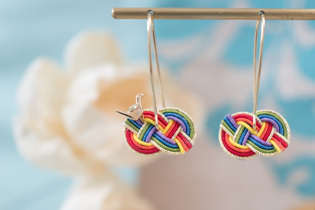 【彩虹】Rainbow彩虹拥抱结 千纸鹤法式耳环/别针 - 耳环/耳夹 - 丝．绢 多色