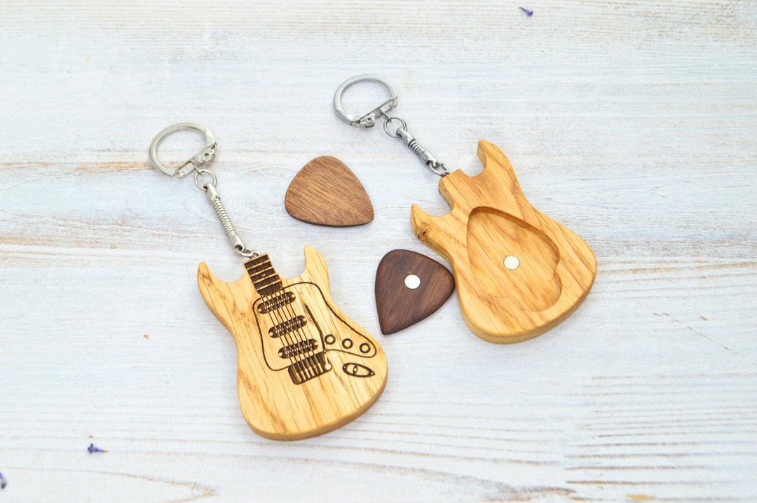 Guitar keychain with pick, wooden personalized electric guitar keychain and pick - 钥匙链/钥匙包 - 木头 多色